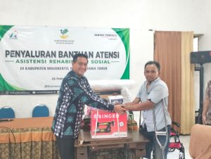 Kadinsos Kab. Mojokerto secara simbolis memberikan Bantuan pemberdayaan berupa mesin jahit