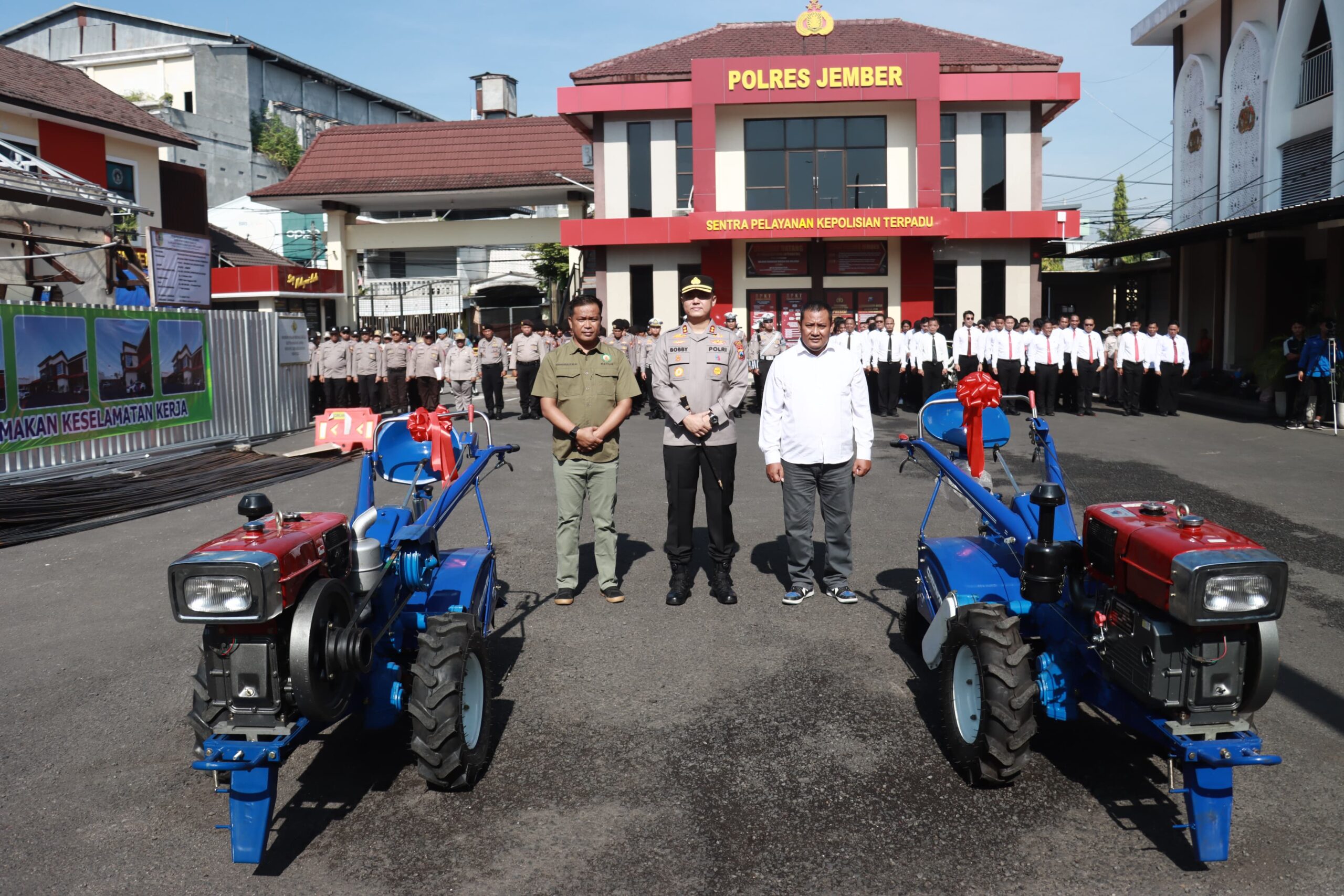 Kapolres Jember Serahkan 2 Unit Traktor Dukung Ketahanan Pangan
