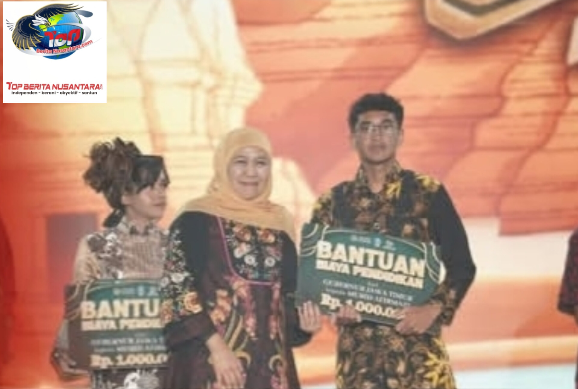 Gubernur Khofifah Perkuat Komitmen Pemerataan Pendidikan: Pemprov Jatim Salurkan Bantuan bagi Murid Afirmasi di SMA Awards 2025