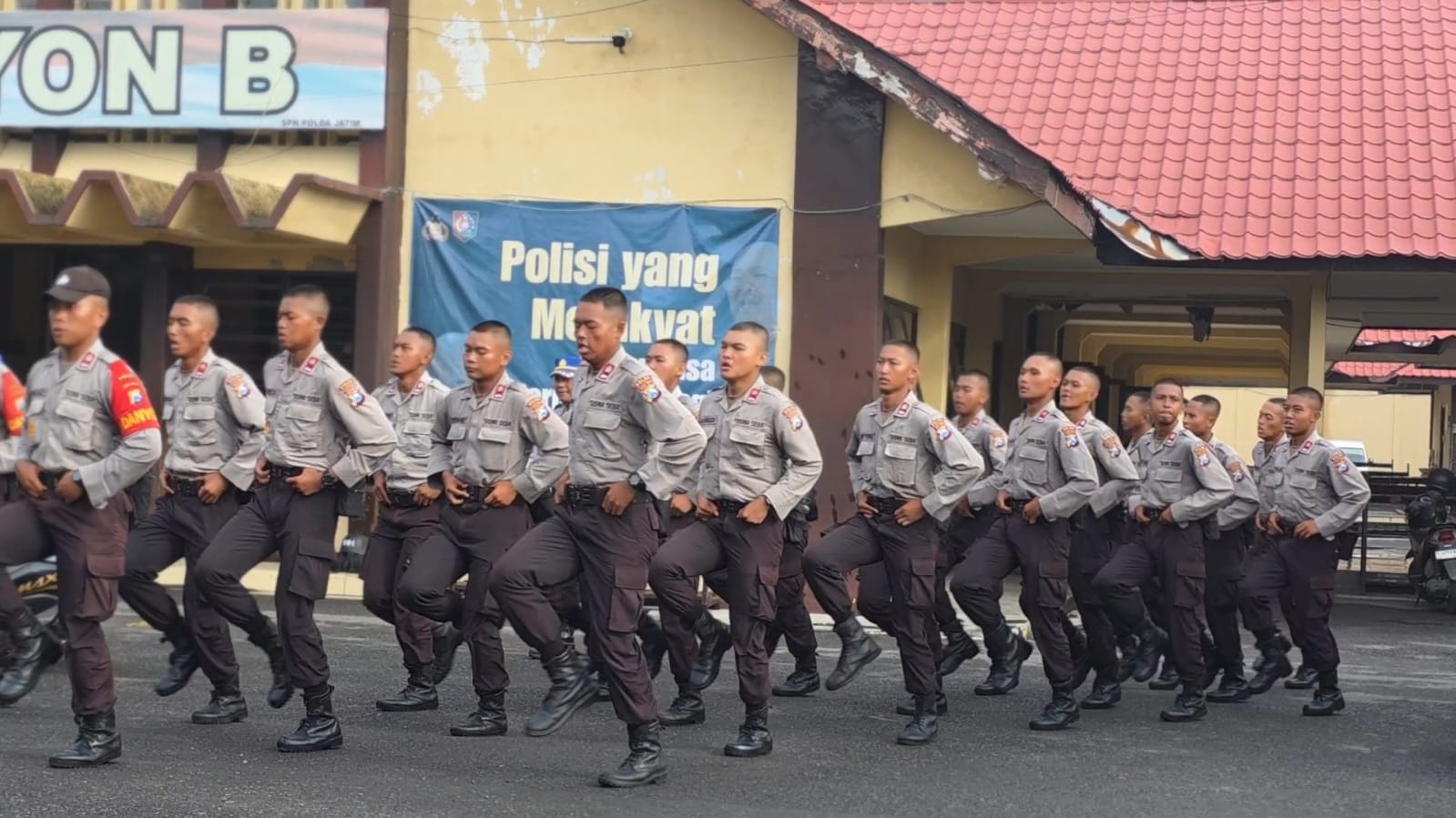 Healing Ala SPN Polda Jatim: Senam ‘Tabola Bale’ Strategi Jaga Kesehatan Siswa Diktukba Polri
