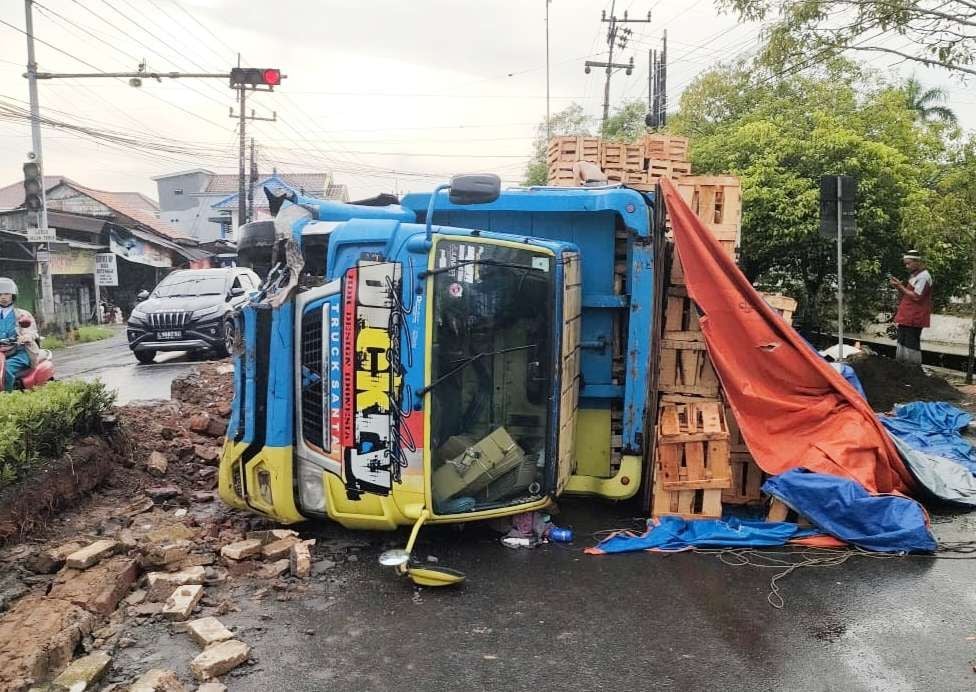 Truk Pengangkut Kayu Terguling, Kasihumas : Truk Sudah Kami Evakuasi