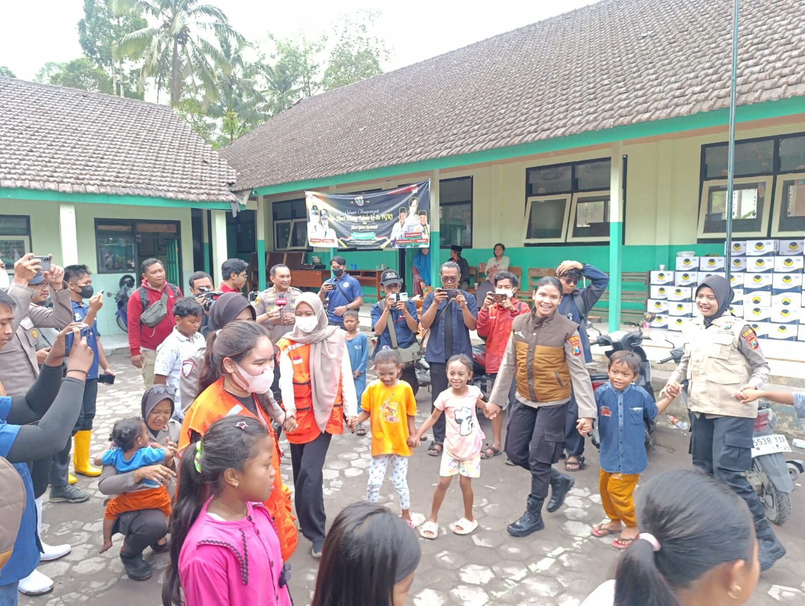 Polda Jatim Berikan Trauma Healing untuk Anak – anak di Pengungsian Dampak Erupsi Gunung Semeru