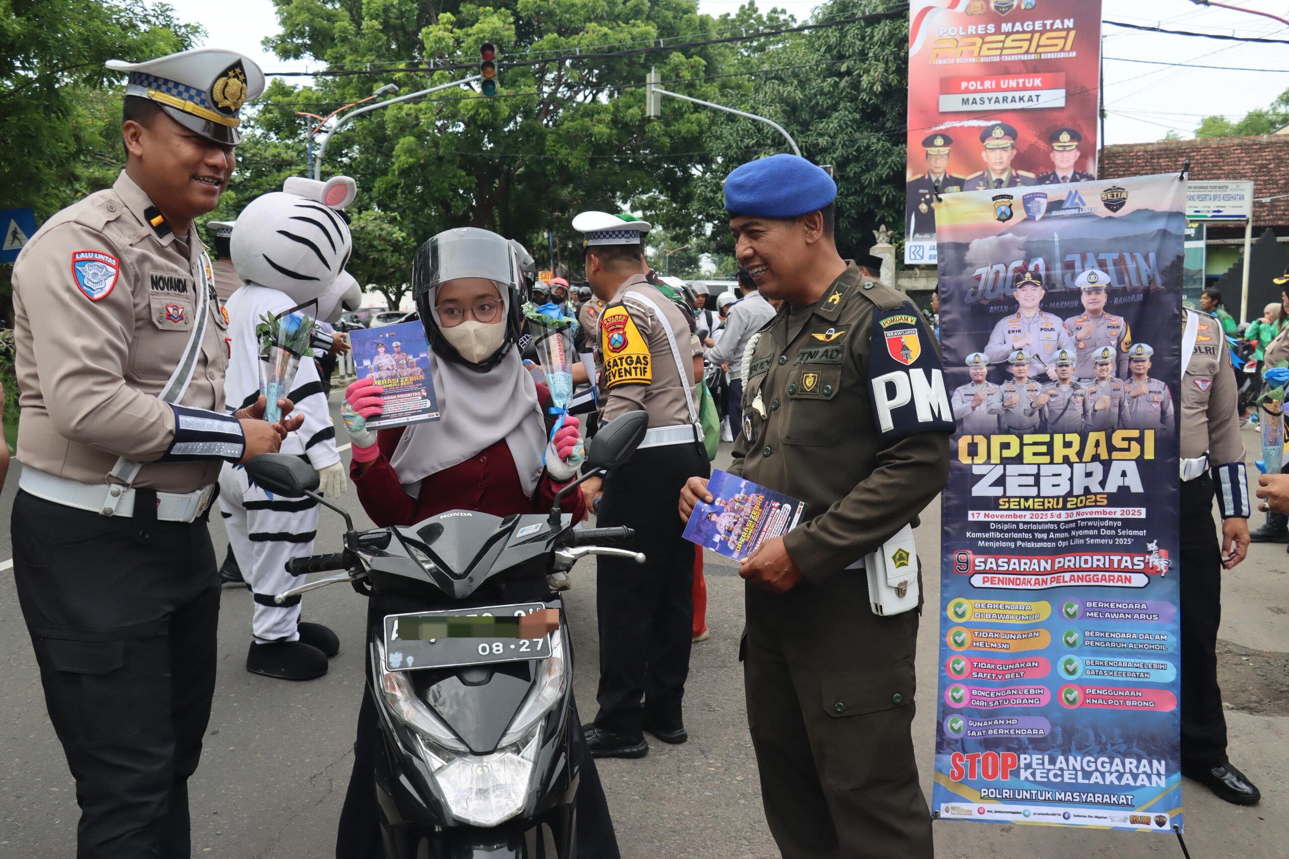 Operasi Zebra Semeru Polres Magetan Berbagi Bunga dan Coklat Ajak Warga Tertib Lalin