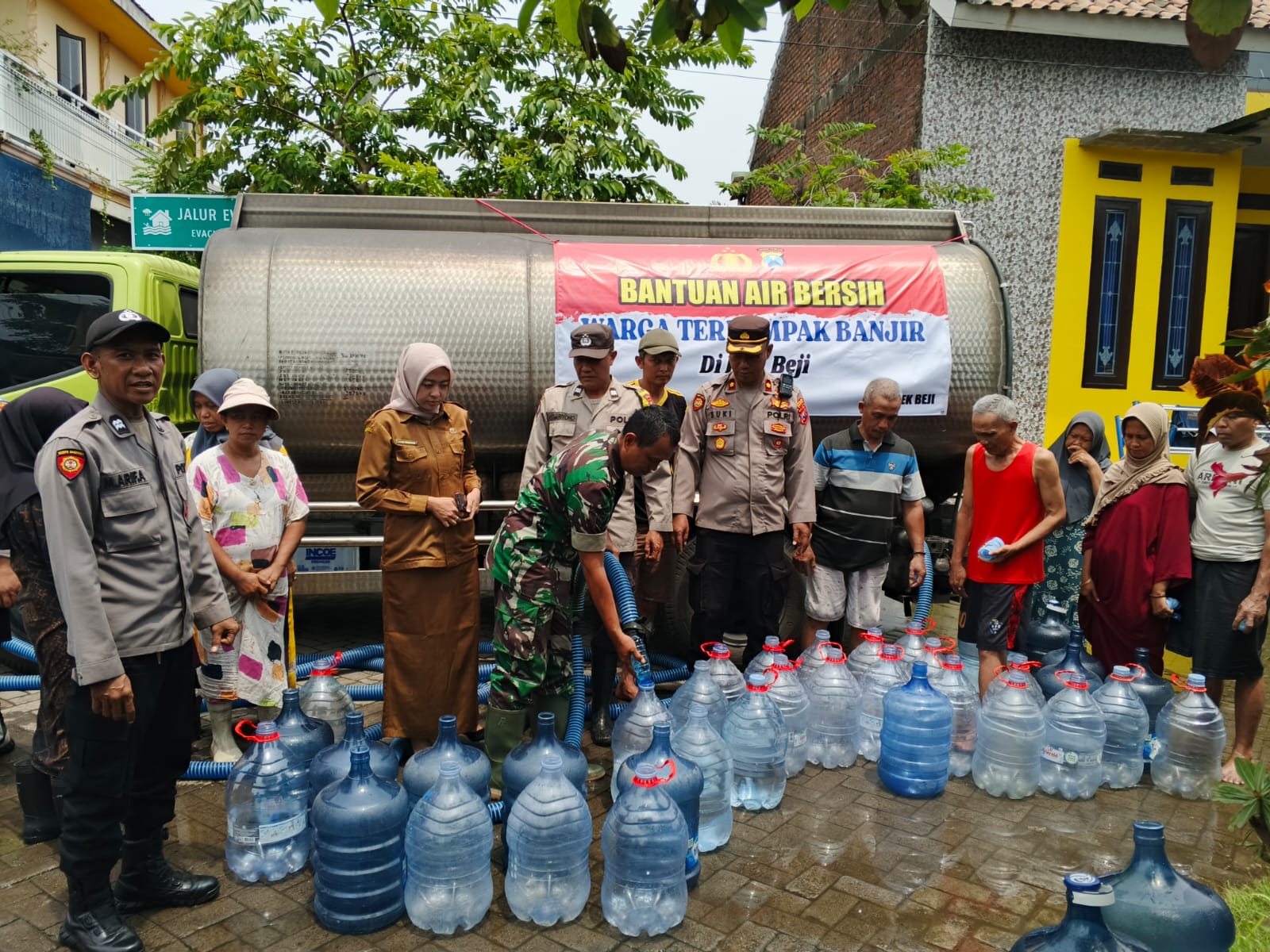 Polsek Beji Salurkan 9 Ribu Liter Air Bersih untuk Warga Terdampak Banjir di Kedungringin