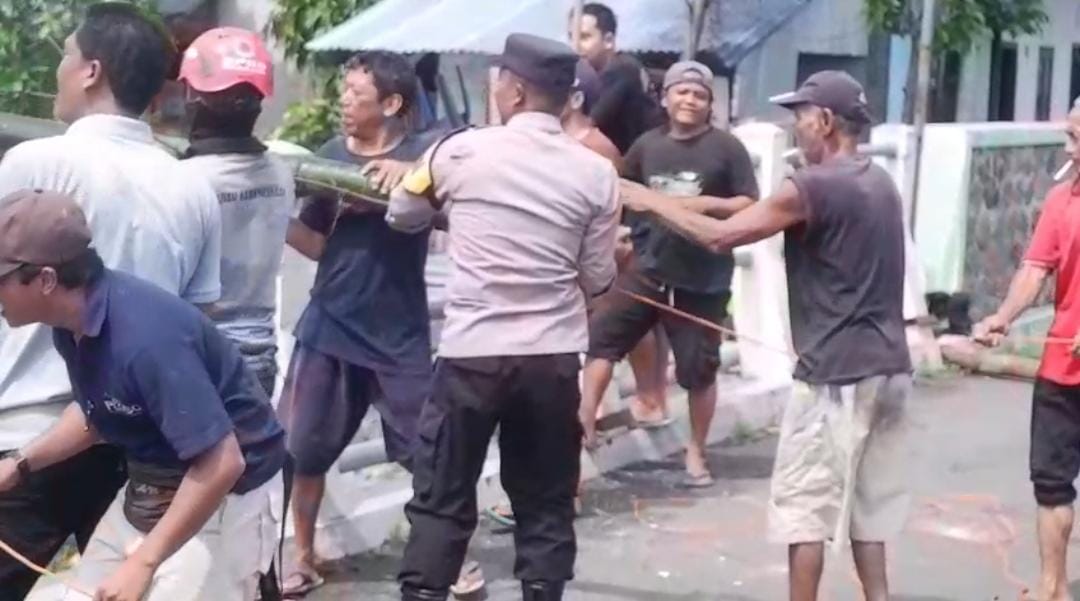 Kerja Bakti di Sungai Ploso, Polsek Nganjuk Kota Ajak Warga Antisipasi Banjir