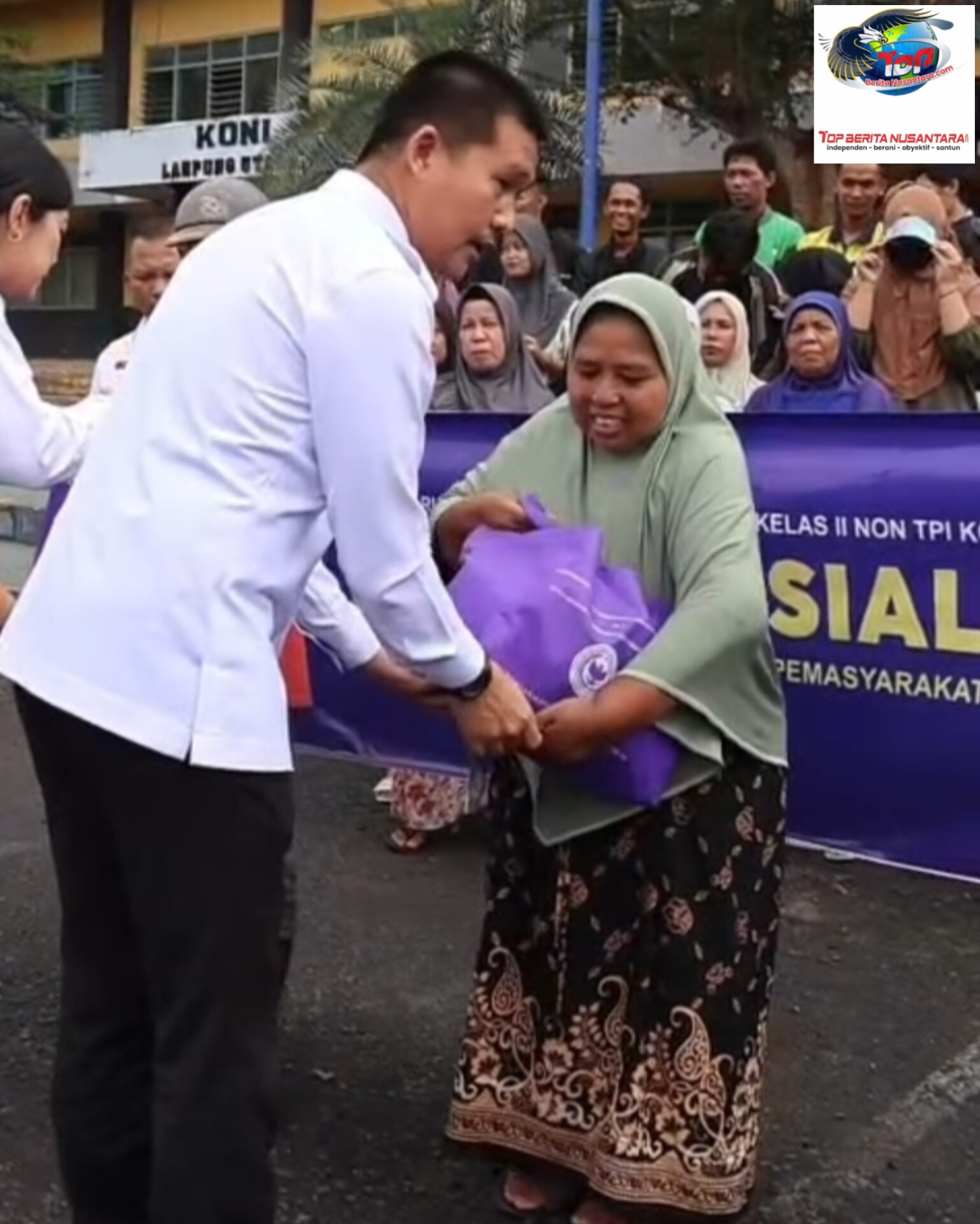 Momentum Hari Bhakti Kemenimipas, UPT Kotabumi Bersatu Gelar Baksos dan Salurkan 100 Paket Sembako kepada Warga