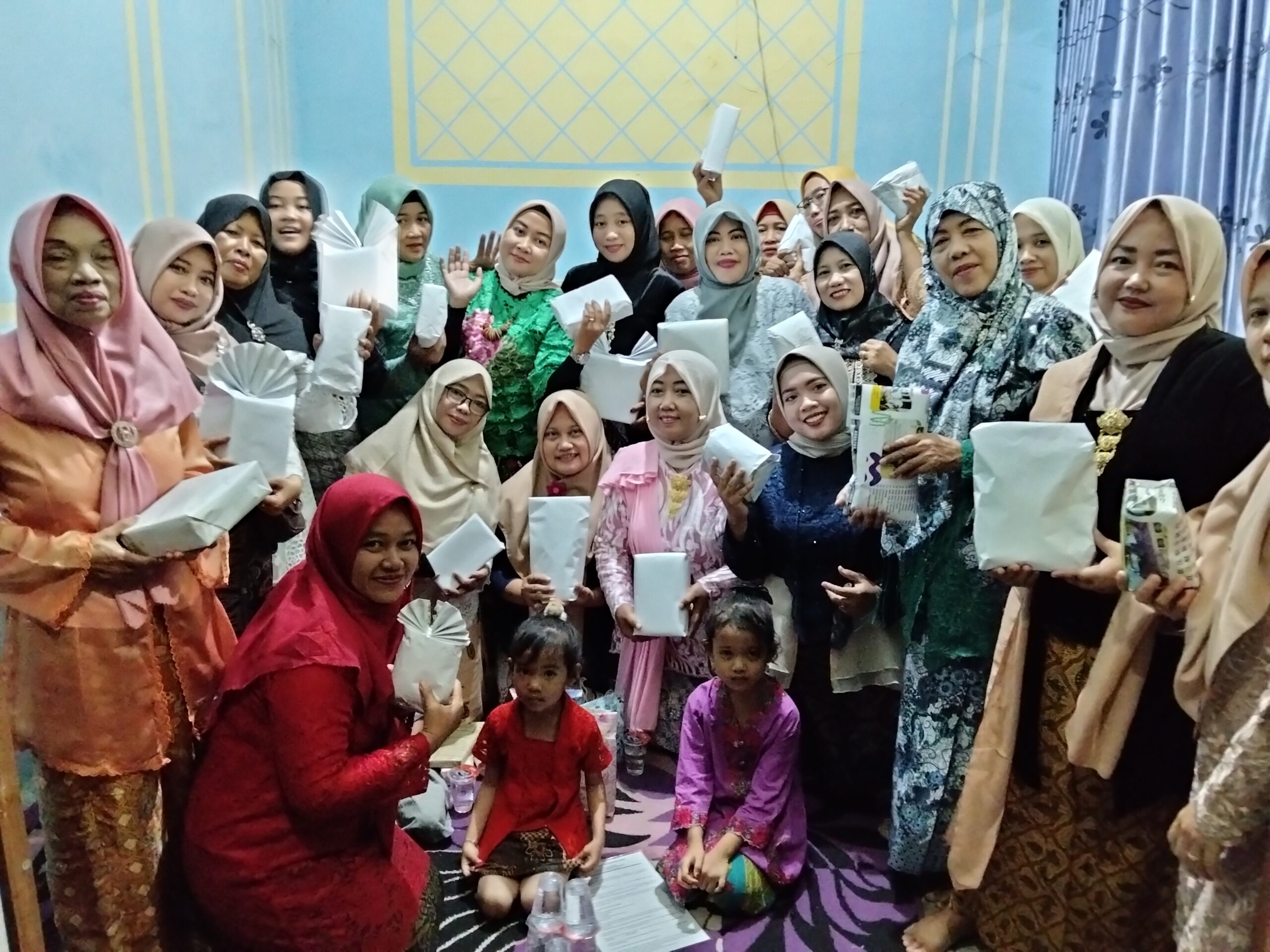 Peringatan Hari Ibu Nasional ke-97, Ibu-Ibu Dusun Legok Perkuat Kebersamaan Lewat Arisan Berkebaya