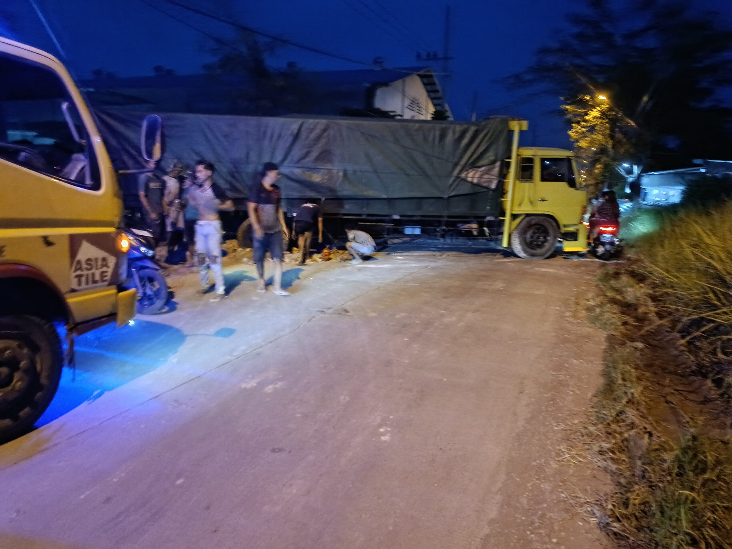 Fuso Terperosok Di Depan Pabrik Pvc Randegan: Jalan Ambles, Keselamatan Dikorbankan, Pembiaran Terstruktur Tercium Menyengat