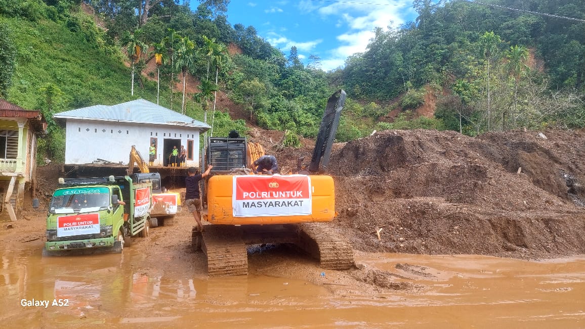 Polri Maksimalkan Bantuan dengan Kerahkan Alat Berat, Percepat Pemulihan Bencana di Sumatra