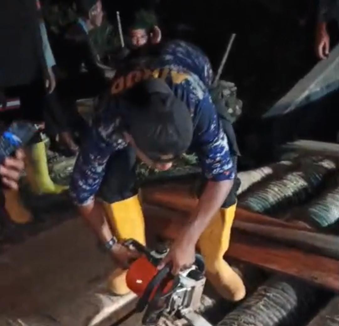 Tim SAR Korpolairud Bangun Jembatan Sementara di Korong Maranci, Padang Pariaman