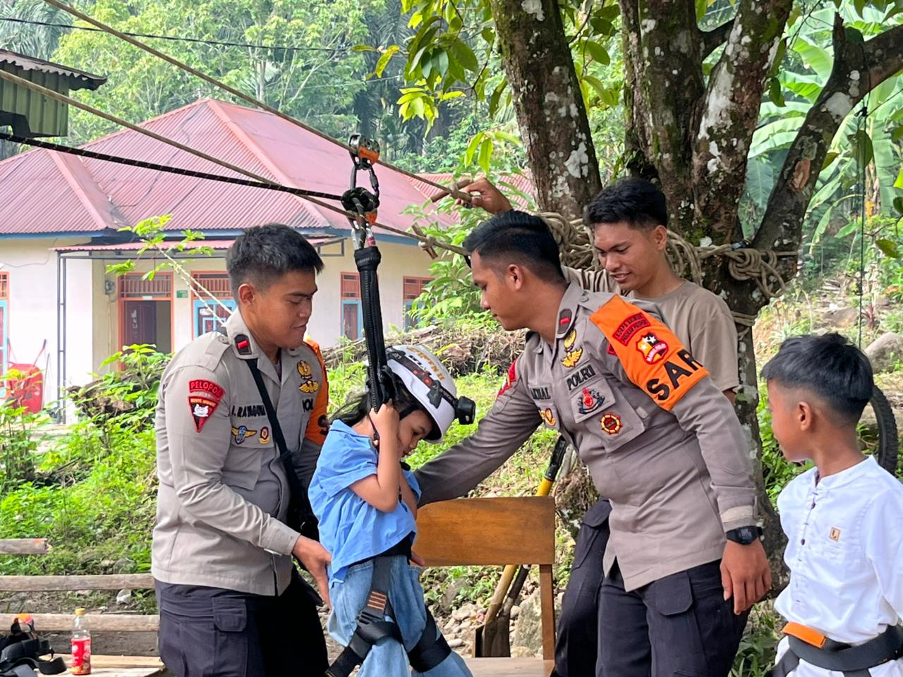 Trauma Healing Polri Hadirkan Flying Fox untuk Kembalikan Senyum Anak-Anak Terdampak Bencana di Kayu Pasak