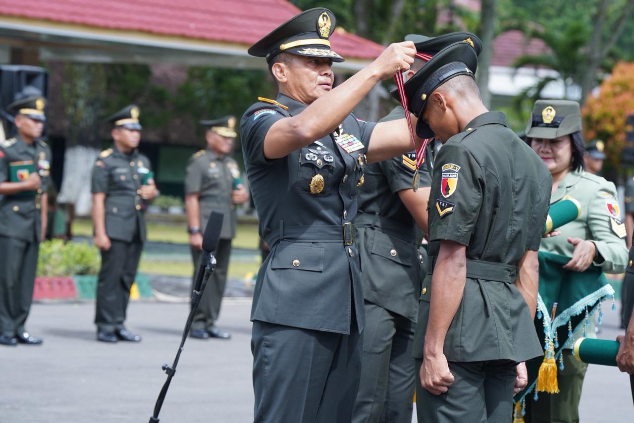 Kodam V/Brawijaya Lantik 1.018 Prajurit Baru Dalam Upacara Penutupan Pendidikan Bintara TNI AD