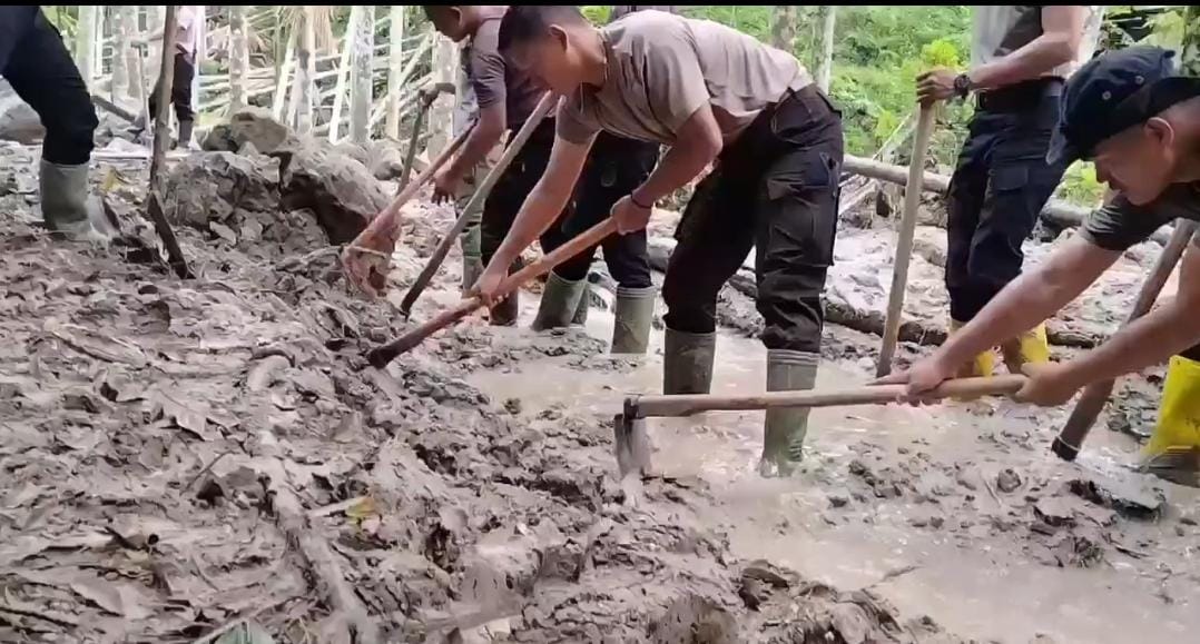 Di Tengah Lumpur dan Harapan, Polri Bersama Warga Buka Akses Jalan Kampung Setie Pascabencana