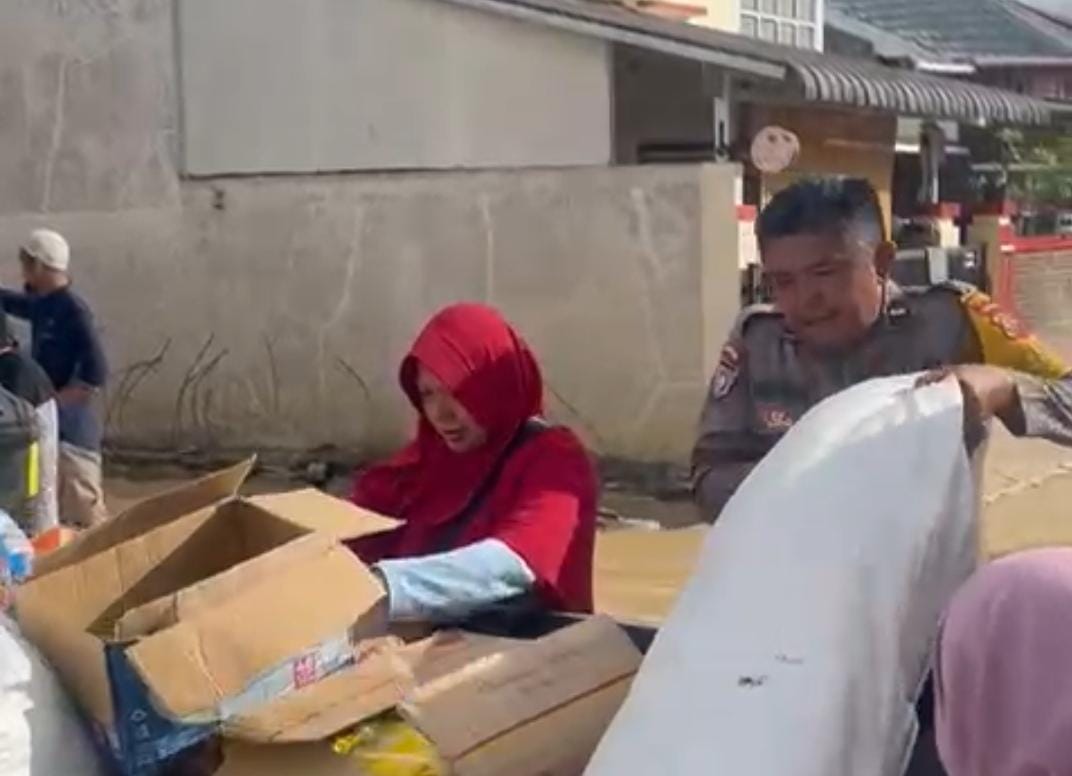 Polri Salurkan Bantuan Sembako untuk Warga Terdampak Banjir Bandang di Gurun Laweh