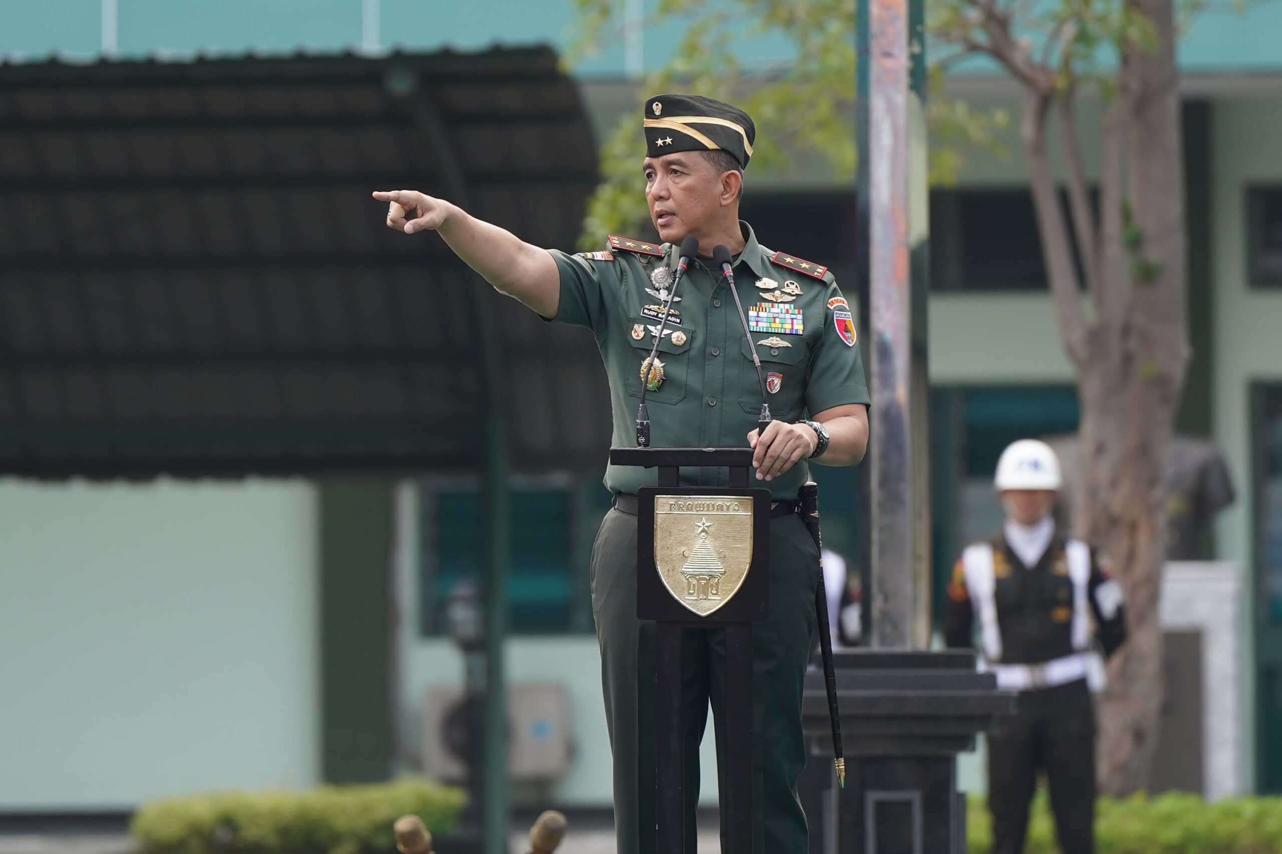 Pangdam V/Brawijaya Pimpin Upacara 17-an dan Berikan Penghargaan Prajurit Berprestasi 2025