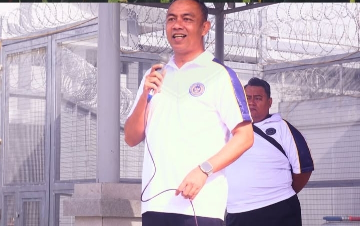 “Rutan Kelas I Surabaya Gelar Senam Bersama – Kepala Rutan Berbaur dengan Warga Binaan untuk Jaga Kesehatan dan Hubungan Humanis”