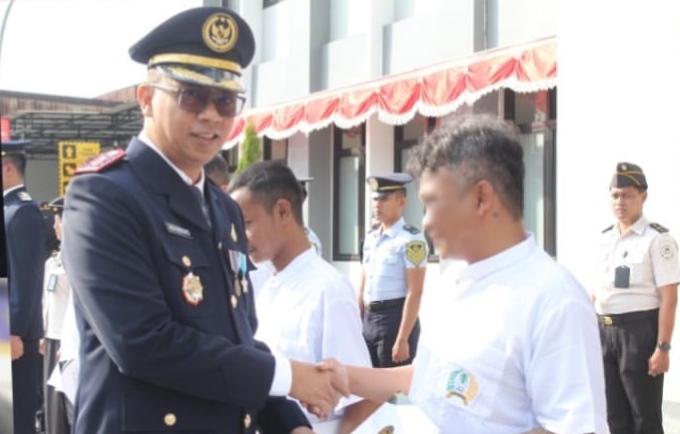 Kemerdekaan Membuka Pintu Kebebasan: 429 Warga Binaan Rutan Surabaya Terima Remisi, 15 Langsung Pulang ke Keluarga